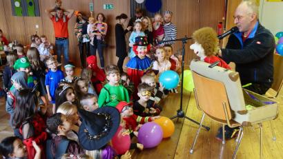 Bild: ads
Für viel Heiterkeit sorgte beim Kinderfasching in St. Michael Bauchredner Volker mit seiner Puppe Ferdinand.