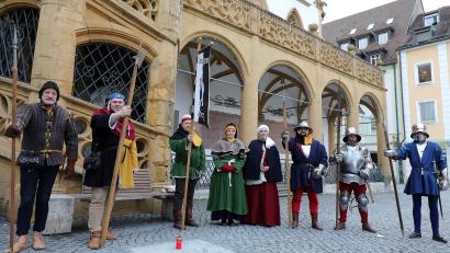 Bild: Wolfgang Steinbacher
Cantus Ferrum hält die Erinnerung an den Amberger Aufruhr (1452 bis 1454) weiterhin wach und positionierte sich historisch gewandet auf dem Marktplatz.