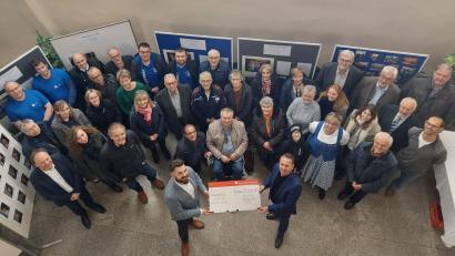 Bild: Corinna Hagn/exb
Mit einer Spende von 22.200 Euro unterstützen die Vereinigten Sparkassen Eschenbach, Neustadt und Vohenstrauß gemeinnützige Vereine und Organisationen in Neustadt/WN. Überreicht hat die Spende Vorstandsvorsitzender Gerhard Hösl (rechts) an Bürgermeister Sebastian Dippold (links) vergangenen Montag im Neustädter Rathaus.