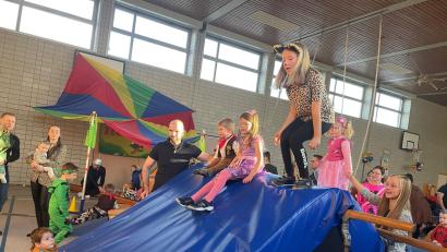 Bild: gi
Jede Menge Cowboys, wilde Kätzchen, Feen und mehr tummelten sich in der Schulturnhalle in Moosbach. Die Mitglieder der Sparte Kinderturnen der Spielvereinigung hatten diese in einen großen Indoorspielplatz unter dem Motto Fasching verwandelt.