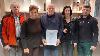 Bild: mfh
30 Jahre Betriebszugehörigkeit bei Glasbau Welz: (von links) Firmengründer Manfred Welz, Geschäftsführerin Margit Welz, der Jubilar Tilo Brunner, Geschäftsinhaberin Marina Welz und ihr Ehemann Florian.