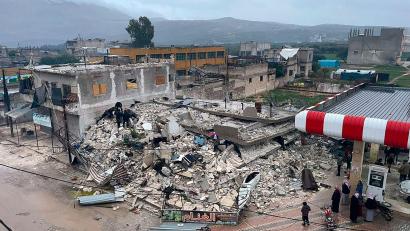 Bild: Ghaith Alsayed/AP/dpa
Menschen durchsuchen die Trümmer eines eingestürzten Gebäudes in der Stadt Azmarin in der Provinz Idlib im Norden Syriens. Zwei heftige Erdbeben haben kurz nacheinander den Südosten der Türkei erschüttert.