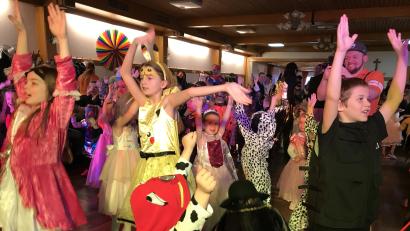Bild: mma
Ausgelassen tanzen die Mädchen und Jungen beim Hahnbacher Kinderfasching.