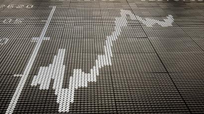 Symbolbild: Frank Rumpenhorst/dpa
Die große Anzeigetafel zeigt in der Börse eine Entwicklung des DAX.