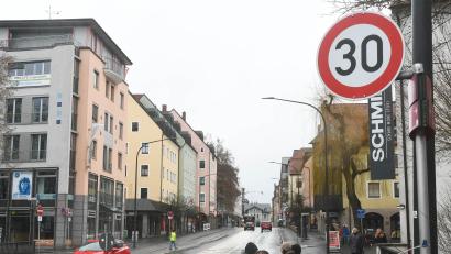 Bild: Gabi Schönberger
In der Sedanstraße in Weiden gilt Tempo-30 bereits. Wo sollte die Geschwindigkeit noch gedrosselt werden?