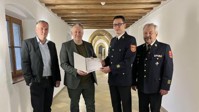 Bild: Christine Hollederer/exb
Landrat Richard Reisinger überreichte Kreisbrandinspektor Armin Daubenmerkl die Ernennungsurkunde zum Örtlichen Einsatzleiter. Kreisbrandrat Fredi Weiß (ganz rechts) und Matthias Viehauser (Katastrophenschutz Landratsamt) gratulierten dem 42-Jährigen.