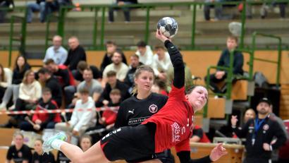 Bild: Hubert Ziegler
Sophie Last (vorne) vom HC Sulzbach-Rosenberg kann mit diesem schönen Wurf am Kreis ein Tor für ihre Mannschaft erzielen. Johanna Zeller (hinten) vom TV 1861 Erlangen-Bruck ist geschlagen.