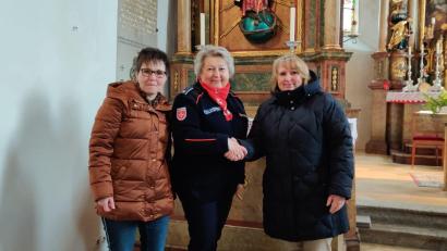 Bild: Ruth Höpfl/exb
Ruth Höpfl (links) und Jutta Schönberger (rechts) überreichten die Spende an Barbara Faltenbacher (Mitte).