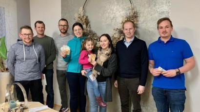 Bild: Konrad Kiener/exb
Der Erlös der Adventskalenderverlosung wurde an die drei Kindertageseinrichtungen und die Grund- und Mittelschule Wernberg-Köblitz übergeben.