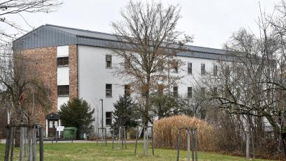 Archivbild: Petra Hartl
Das Dienstgebäude des Landkreises in der Hockermühlstraße bekommt eine neue Heizanlage. Der Bau- und Planungsausschuss genehmigte den Austausch und entschied sich für eine Hackschnitzelanlage.