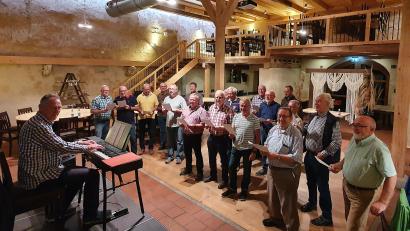 Bild: bö
Der Männergesangverein Liederkranz hat im Schloss-Stadl für seine Singstunden eine neue Heimat gefunden.