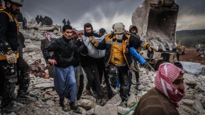 Bild: Anas Alkharboutli/dpa
Zivilisten und Mitglieder des syrischen Zivilschutzes bergen in Harem in der Region Idlib ein Erdbebenopfer.
