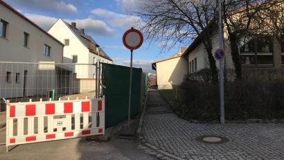 Bild: mma
Von der Max-Prechtl-Straße in Hahnbach wird nur noch ein Gehweg übrig bleiben, der nah am alten Kindergarten (rechts) vorbeiführen wird.