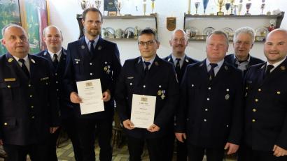 Bild: le
Von links: Kreisbrandinspektor Martin List, Kreisbrandmeister Alexander Klettner, Jubilar Josef Lindner, Jubilar Stefan Striegl, Kommandant Bernhard Einweg, Vorsitzender Harald Kick, Bürgermeister Robert Lindner und Kreisbrandrat Marco Saller (von links) bei der Übergabe der Ehrenzeichen.