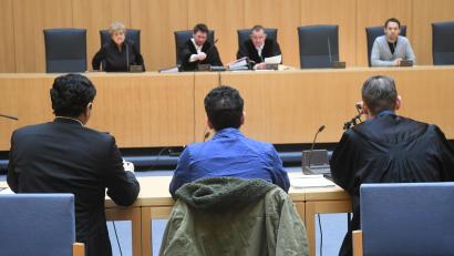 Bild: Gabi Schönberger
Der Angeklagte mit seinem Dolmetscher (links) und Verteidiger Rouven Colbatz (rechts).