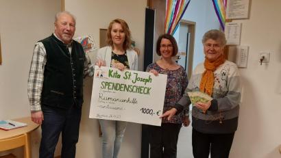 Bild: Irene Kellner/exb 
Hermann Schmid, Katrin Plechschmidt, Kerstin Gmehling und Erna Hauer (von links) bei der Spendenübergabe.