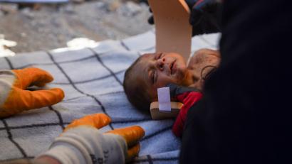 Bild: Ibrahim Oner
Soldaten untersuchen ein 20 Tage altes Baby, das 59 Stunden nach dem Erdbeben gerettet wurde. Das Baby steckte gemeinsam mit seiner Mutter in den Trümmern fest und wurde nach der Befreiung umgehend in die Ambulanz gebracht. Berichten zufolge soll es dem Kind gut gehen, wohingegen die Rettung der Mutter noch im Prozess sei.