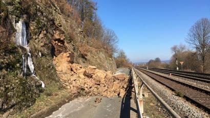 Bild: ihl
Herabgestürztes Gestein macht die Straße von Nabburg nach Stulln vorläufig unpassierbar.