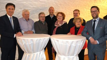 Bild: Hirsch
Der neue Vorstand der Kreishandwerkerschaft. Das Bild zeigt von links: HWK-Vertreter Hans Schmidt, Franz Schlegl, Johann Fischer, Tobias Schober, Geschäftsführerin Claudia Mendel, Michael Zinnbauer, Ria Achhammer und Florian Danzl.