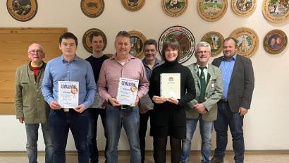 Bild: rst
Langjährige Mitglieder der Schützengesellschaft Paulsdorf werden geehrt (von links): OSB-Gauschützenmeister Heinrich Fraunholz, Michael Meiler, Markus Felbinger, Joachim Baldauf, Volker Rühlicke, Filiz Türksever, Schützenmeister Christian Schörner und Dritter Bürgermeister Christian Drexler.