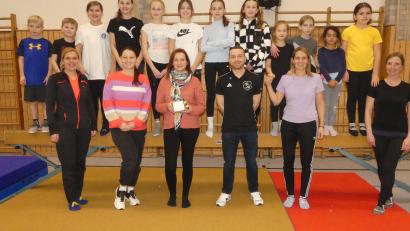 Bild: rn
Michael Brüchner verabschiedet Susann Hempel und wünscht Stefanie Händel (Zweite von rechts) und dem Trainerteam viel Erfolg beim weiteren Aufbau der kleinen Turnerriege.