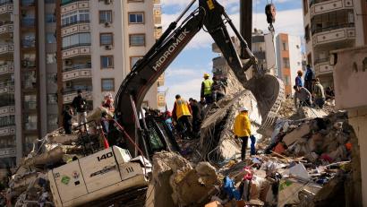 Bild: Francisco Seco/AP/dpa
Mitglieder eines Rettungsteams suchen nach Menschen in einem zerstörten Gebäude in Adana.