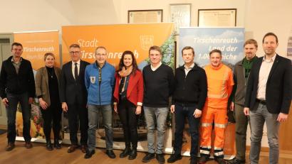 Bild: Stadt Tirschenreuth/exb
Siegfried Meierl (Vierter von links), Stellvertretender Leiter des Stadtbauamtes, war 42 Jahre bei der Stadt Tirschenreuth tätig. Im Kreise der Sachgebietsleiter und Stellvertreter wurde er in den Ruhestand verabschiedet. Bürgermeister Franz Stahl (Dritter von links) wünschte dafür alles Gute.