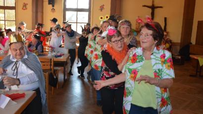 Bild: jr
Eine lange Polonaise, angeführt von Stilla Schuller (vorne rechts), zog am Dienstag durch den Saal des Josefsheims. Der traditionelle Faschingsnachmittag des Mitterteicher Frauenbunds kam wieder sehr gut an.