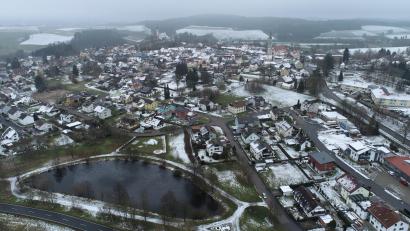 Bild: bey
In der Mitte am oberen Ufer des Herrenpoint-Weihers ist der Spielplatz zu erkennen, rechts daneben als weißer Streifen eines der Baugrundstücke, das nach Änderung des Bebauungsplanes bebaut werden soll. Zwischen der Zuwegung zum Park von der Leuchtenberger Straße (rechts) aus bis zum dort befindlichen Haus soll ebenfalls eine Bebauung möglich werden. In der Leuchtenberger Straße (rechts) ist ein freies Grundstück zu sehen, das vom angrenzenden Eigentümer nicht zur Bebauung freigegeben wird.