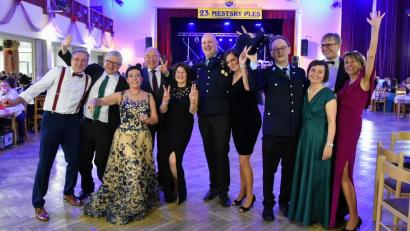 Bild: Birgit Singer-Grimm
Die Kümmersbrucker haben einen Riesenspaß beim Stadtball in der Partnergemeinde Holýsov (von links): Markus Leitl, die stellvertretenden Bürgermeister aus Holysov, Libor Schröpfer und Hanka Valachovicova, Bürgermeister Roland und Gabi Strehl, Andre Lobenhofer, Eva Cervena, Wolfgang und Birgit Roggenhofer, Manfred Singer und Zweite Bürgermeisterin Birgit Singer-Grimm.