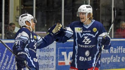 Archivbild: Gebert
Kapitän Dennis Thielsch (links) und Neal Samanski bejubeln eines der bisher 205 Tore der Blue Devils. Am Wochenende trifft der Spitzenreiter der Oberliga Süd auf den Deggendorfer SC und den EC Peiting.