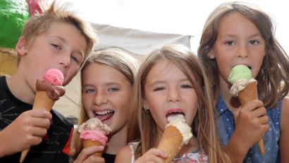 Bild: Wolfgang Steinbacher
Die Eis-Tournee von Oberpfalz-Medien hat begonnen. Maximilian, Anna-Lena, Eva und Marie (von links) waren am Montag in Amberg die ersten Leser, die in den Genuss von jeweils zwei Gratis-Kugeln kamen.