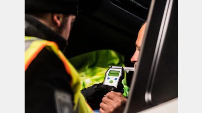 Symbolbild: Andreas Arnold/dpa
Die Polizei Weiden erwischte einen 29-Jährigen, der mit zu viel Alkohol im Blut am Steuer saß.