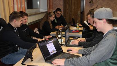 Bild: prh
Mit Hochdruck arbeiten die Redakteure vom Burschenverein Püchersreuth am 44. Narrenspiegel. Die Faschingszeitung soll am Faschingsfreitag unter das närrische Volk gebracht werden.