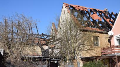 Bild: bö
Mit der Sanierung der Brandhäuser am Hohenburger Marktplatz ist nicht vorwärts gegangen. Das stört die Hohenburger bei den Bürgerversammlungen. Die Dachstühle sind einsturzgefährdet und teilweise mit einer Notsicherung versehen.