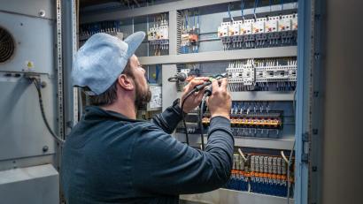 Bild: Jakob Dreher/exb 
Hakan Celik arbeitet nach seiner Umschulung zum Elektroniker Fachrichtung Betriebstechnik in der Rädlinger energy GmbH.