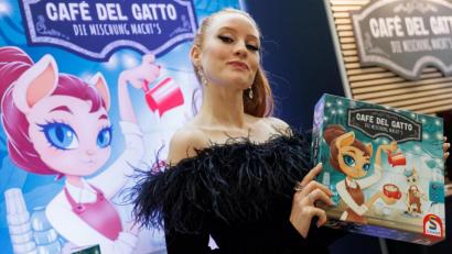 Bild: Daniel Karmann
Barbara Meier präsentiert das Spiel "Cafe Del Gatto" von Schmidt-Spiele bei der Spielwarenmesse in Nürnberg.
