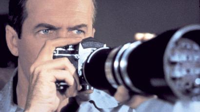 Archivbild: Universal Pictures/dpa
Das Kameraobjektiv ist Jeffs (James Stewart) Fenster zur Außenwelt in Hitchcocks Klassiker "Das Fenster zum Hof".