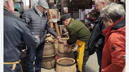 Bild: Tourismusverein Wiesau/exb
Viel Wissenswertes war beim Besuch in der Handwerkerscheune zu erfahren.