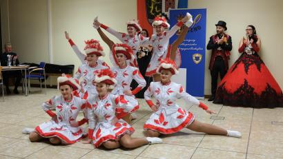 Bild: Hirsch
Die Prinzengrade der Faschingsgesellschaft Nabburg begeisterte bei ihrem Auftritt in der Kantine des Landratsamtes. Das Prinzenpaar Tamara I. und Bogdaun I. (rechts) sowie die LVO-Vertreter Arthur Troidl und Waltraud Rath (links) applaudierten.