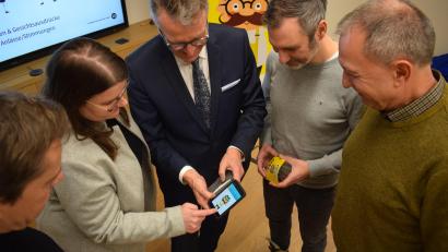 Bild: szl
Wie einfach es ist, sich den Newsletter oder die Push-Nachrichten mit den wichtigsten Infos aus dem Rathaus auf den Computer oder das Handy zu holen, zeigte C3-Mitarbeiterin Alexandra Ritz (Zweite von links) Bürgermeister Franz Stahl (Mitte).