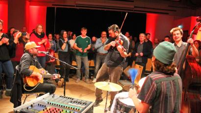 Bild: stg
Die Begeisterung kannte keine Grenzen: Die Musiker von Django 3000 ließen es im Foyer der Mehrzweckhalle krachen.