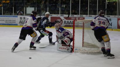 Bild: Tobias Neubert
Die Blue Devils besiegten am Freitagabend den Deggendorfer SC mit 2:1 nach Penaltyschießen. Hier lauert Luca Gläser vor dem Kasten des starken Gästegoalies Timo Pielmeier.
