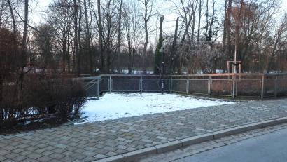 Bild: Hirsch
An dieser Einbuchtung an der Naabuferstraße beginnt die Geh- und Radwegbrücke, die über die innere Naab hinüber zum Stadtpark führen soll.