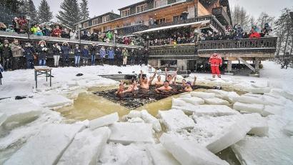 Bild: Susanne Vorbach/exb
Diese Bilder gibt es am Sonntag wieder: Eisschwimmer im Fichtelsee.
