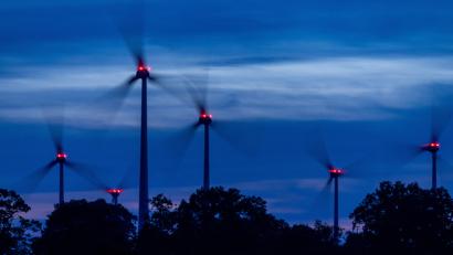Symbolbild: Jens Büttner
Mit Signallampen beleuchtete Windräder drehen sich nach Sonnenuntergang in einem Windpark. Bald auch in der Nähe von Neustadt?