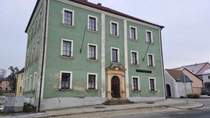 Bild: sne
Die Stadt Pressath möchte die Installation von Photovoltaikanlagen auf öffentlichen Gebäuden, hier das Haus der Heimat, prüfen.