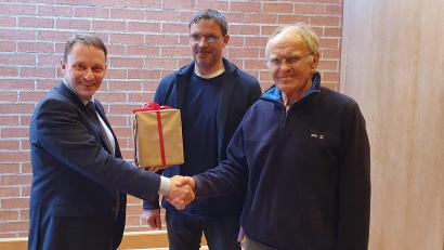 Bild: Lowak
Oberbürgermeister Jens Meyer und Sportbeauftragter Christian Meiler überreichen Norbert Grießbacher zum Abschied ein Geschenk.