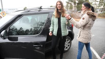 Bild: Gabi Schönberger
Fahrerwechsel ist angesagt: Lenas Mutter übergibt ihrer Tochter den Autoschlüssel.
