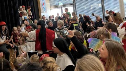 Bild: Julia Wallitschek/exb
700 Kinder und Jugendliche belagerten die Schwarzachtalhalle bei der Faschingsveranstaltung der Wasserwacht. Die Ortsgruppe sorgte mit vielen Spielen für Unterhaltung.